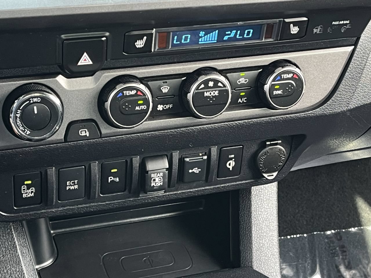 Used 2022 Toyota Tacoma TRD Sport w/ TRD Premium Sport Package AWD/4WD image 18