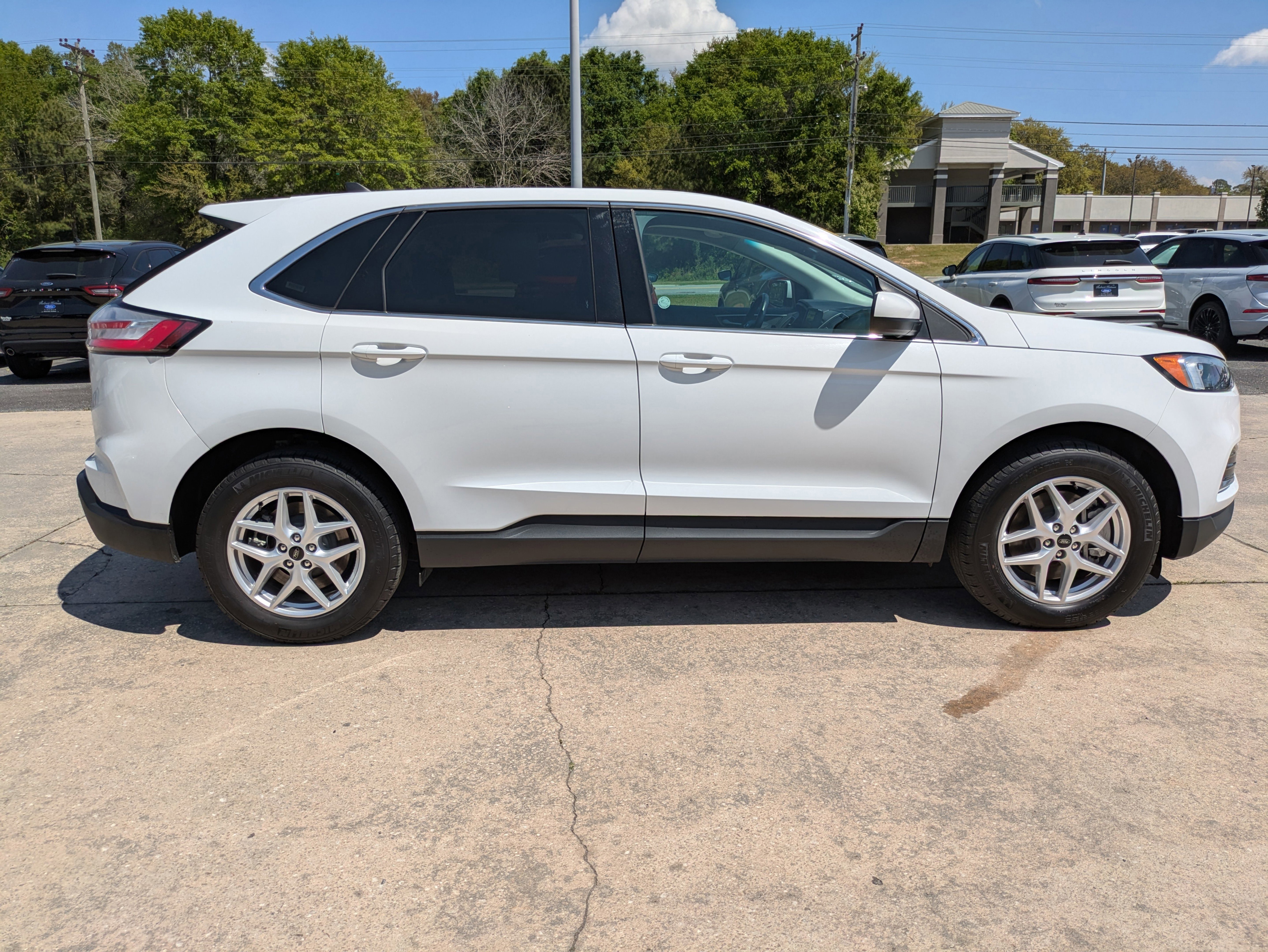 Used 2023 Ford Edge SEL image 5