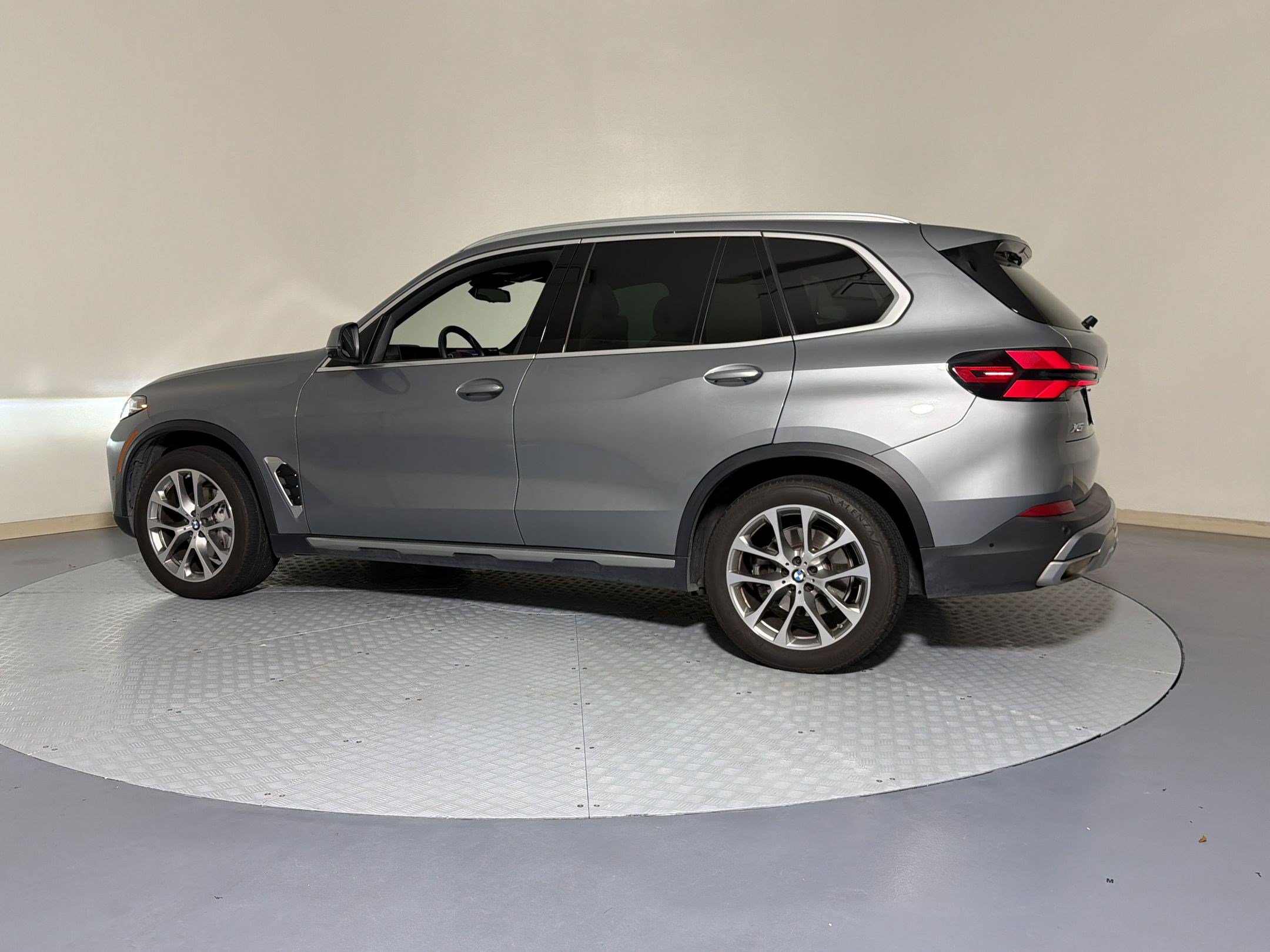 Certified 2024 BMW X5 xDrive40i w/ Parking Assistance Package AWD/4WD image 2