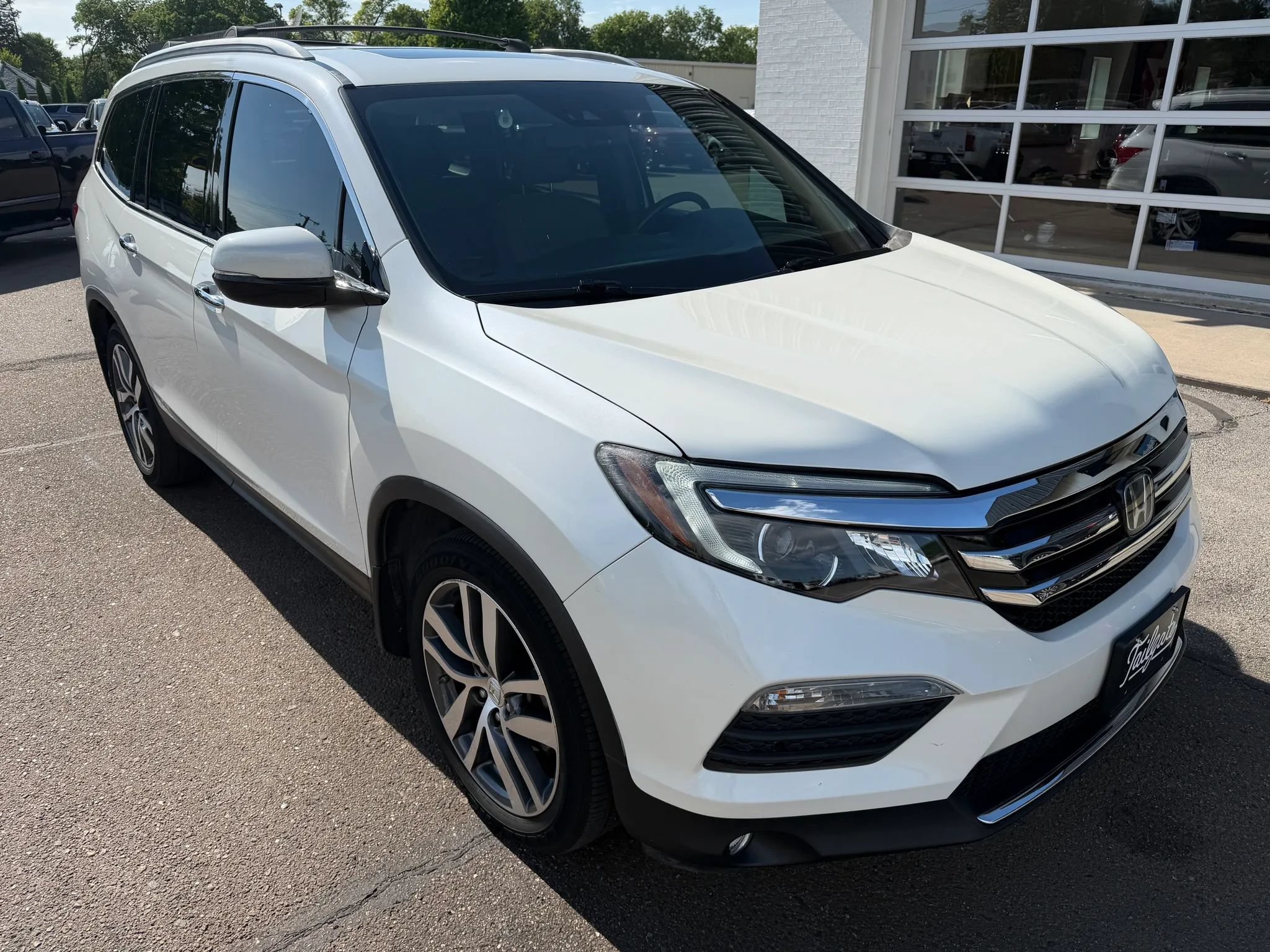 Used 2017 Honda Pilot Elite image 2