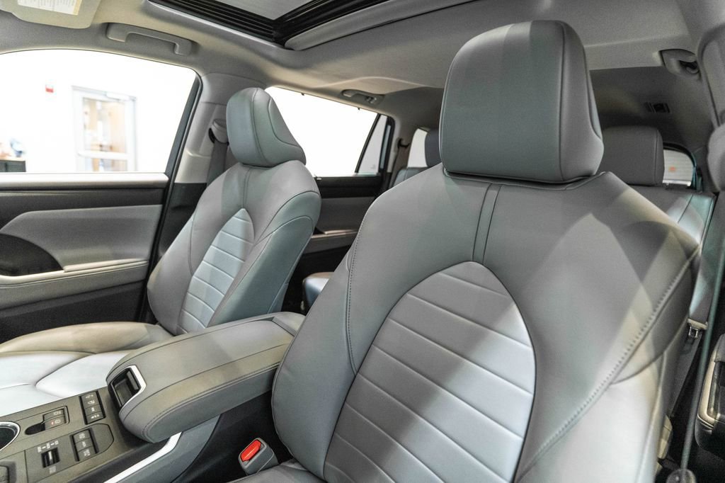 Used 2020 Toyota Highlander XLE AWD/4WD image 6