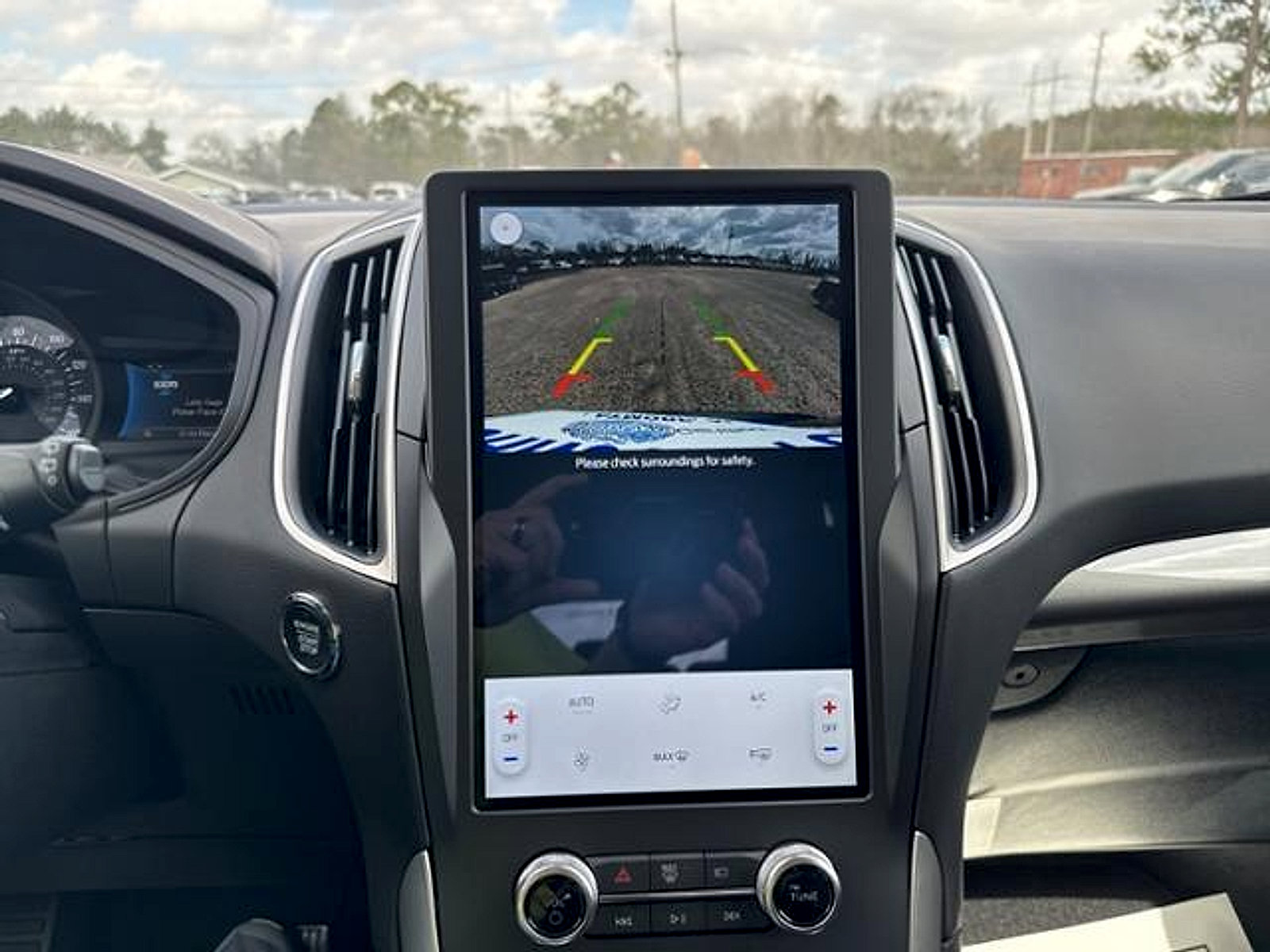 New 2024 Ford Edge SE image 17