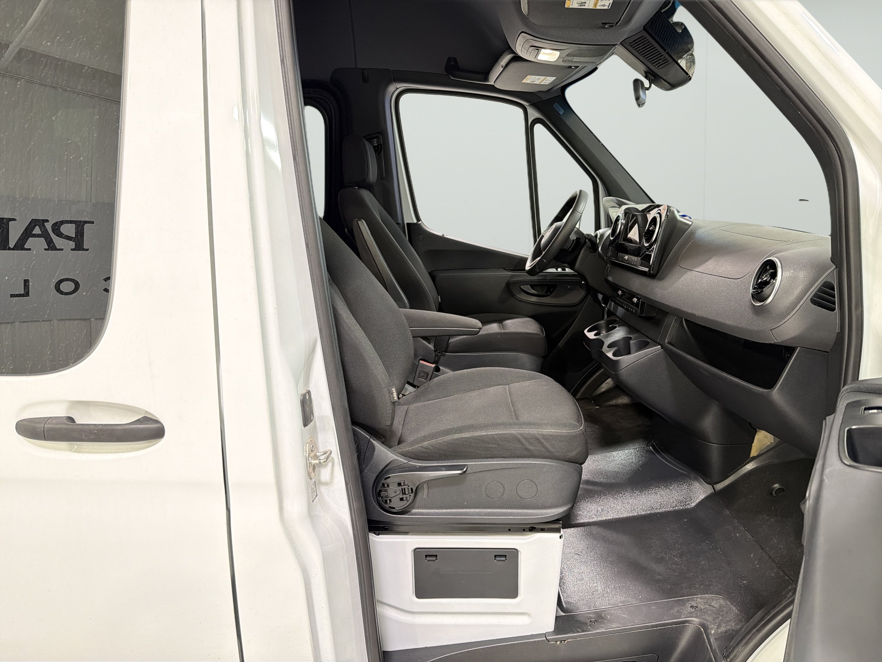 Used 2025 Mercedes-Benz Sprinter 2500 image 14