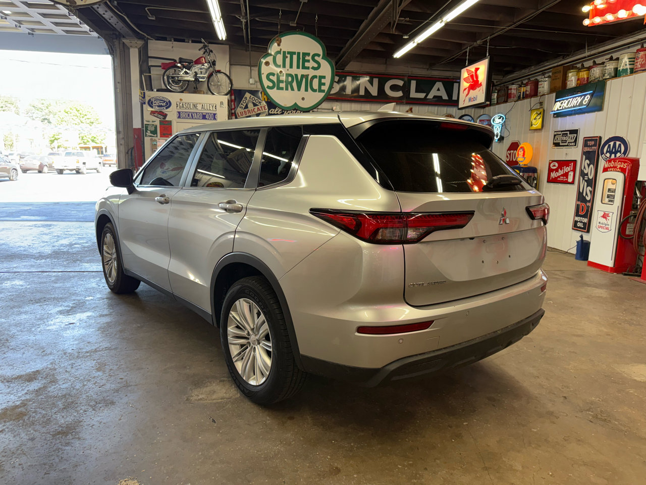 Used 2022 Mitsubishi Outlander ES image 3