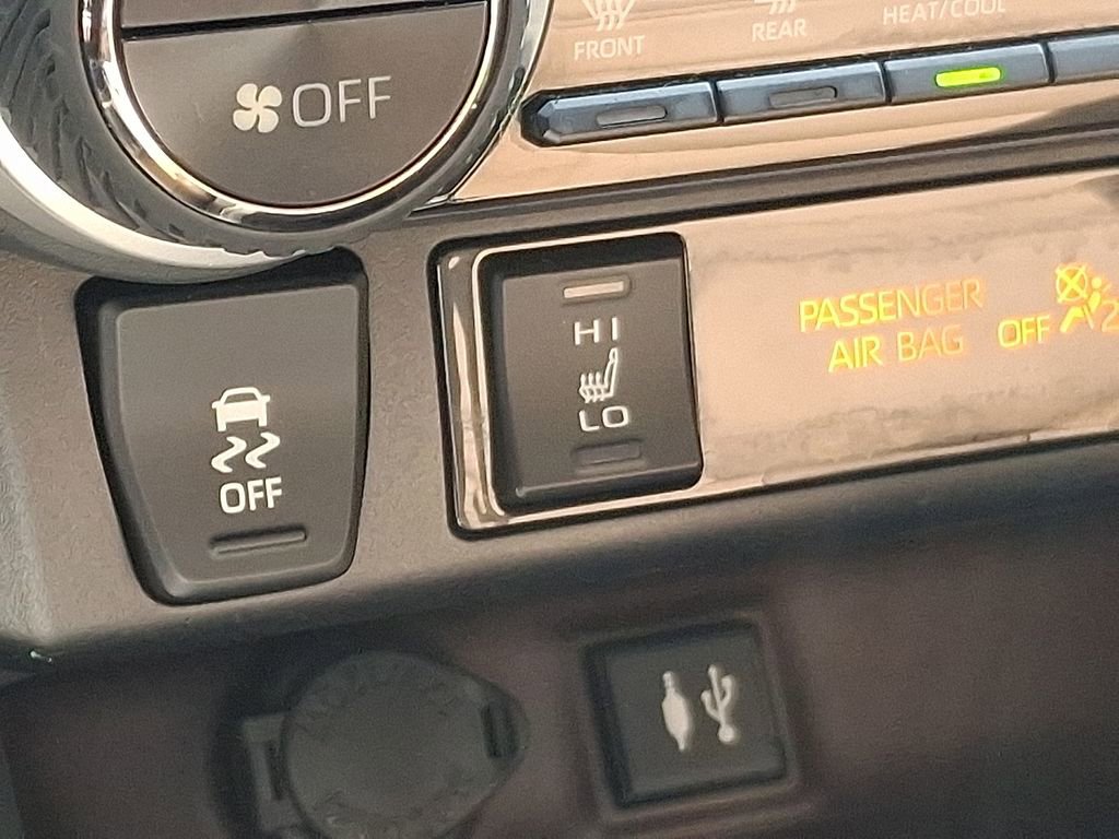 Used 2019 Toyota RAV4 Limited image 23