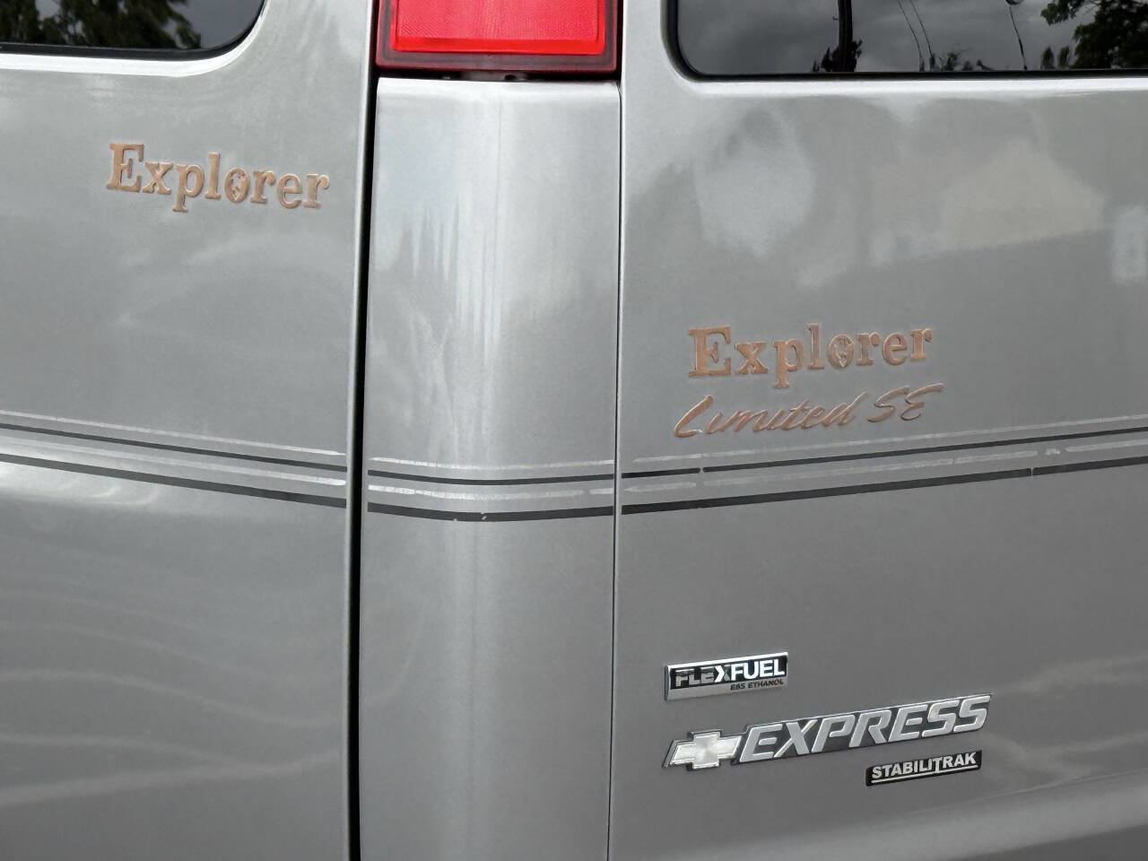 Used 2010 Chevrolet Express 2500 Extended w/ Preferred Equipment Group RWD image 32