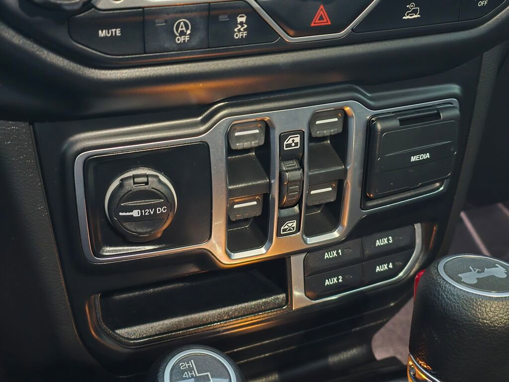 Used 2022 Jeep Wrangler Unlimited Sahara image 32