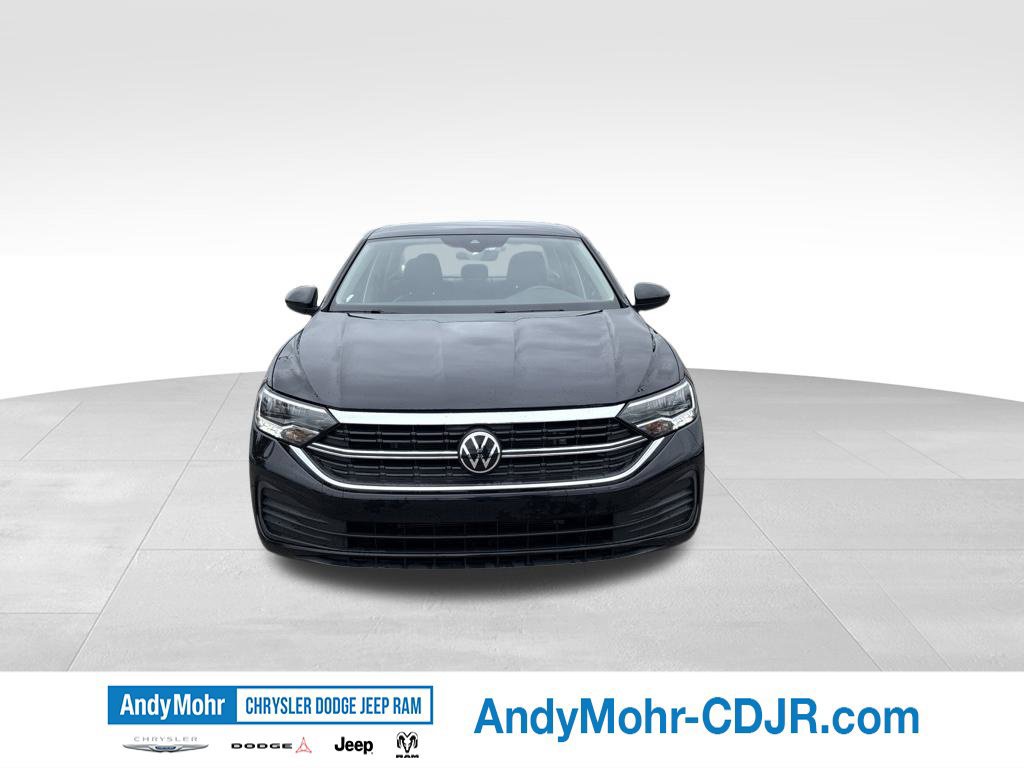 Used 2024 Volkswagen Jetta SE FWD image 2