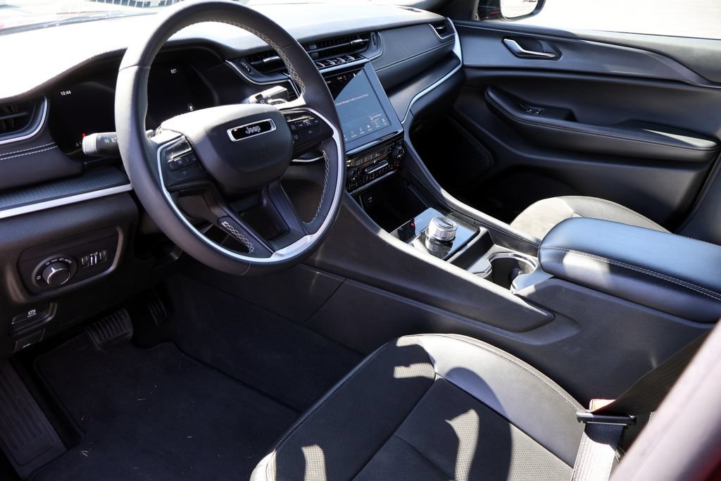 Used 2024 Jeep Grand Cherokee Altitude RWD image 3