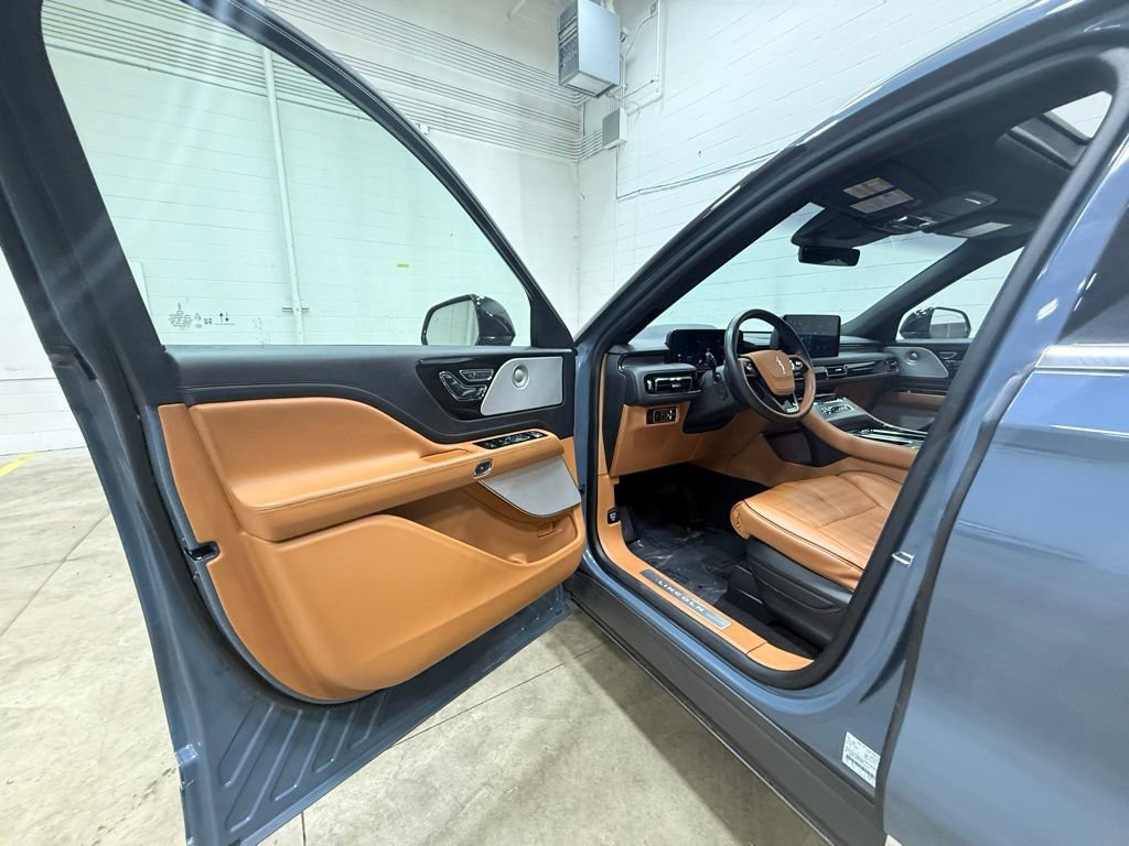 Used 2025 Lincoln Aviator Black Label image 37