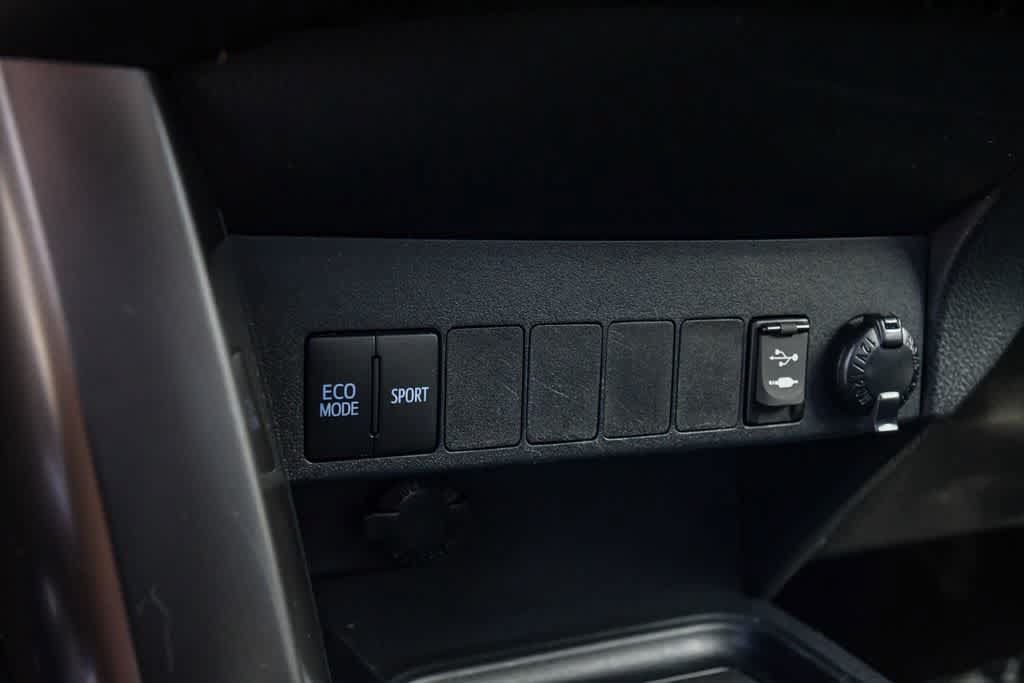 Used 2018 Toyota RAV4 XLE FWD image 25