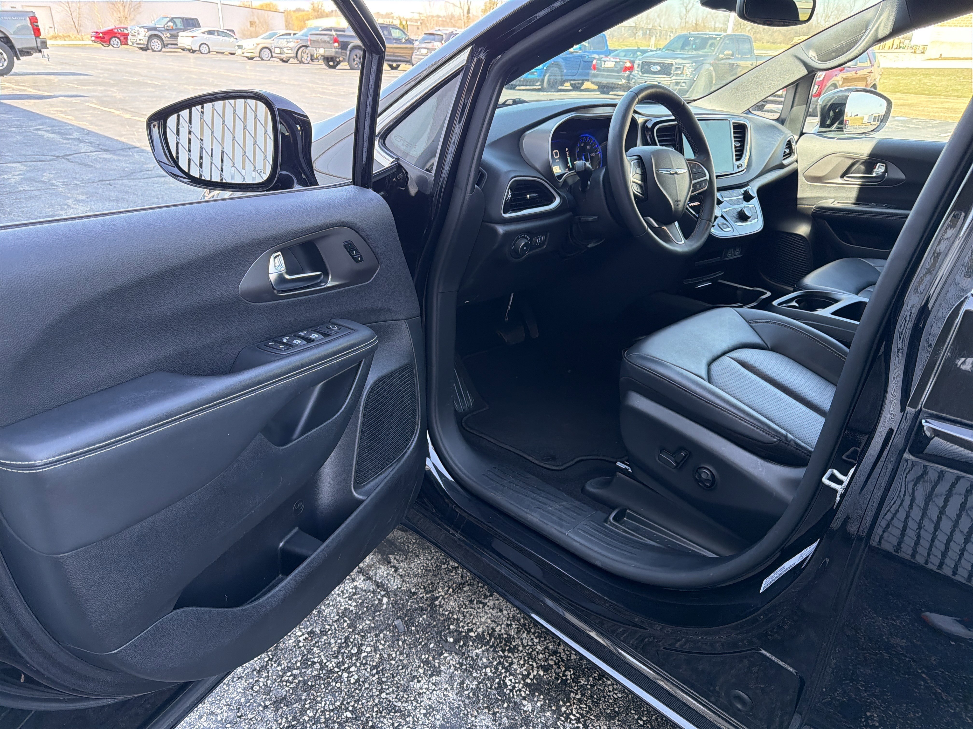 Used 2025 Chrysler Pacifica Select FWD image 25