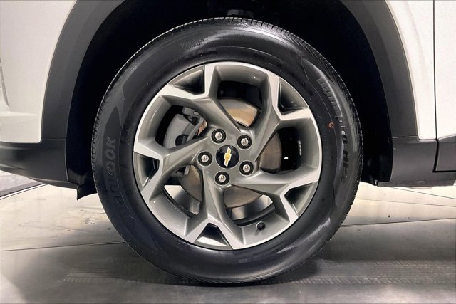 Used 2025 Chevrolet Trax LT w/ LT Convenience Package FWD image 9
