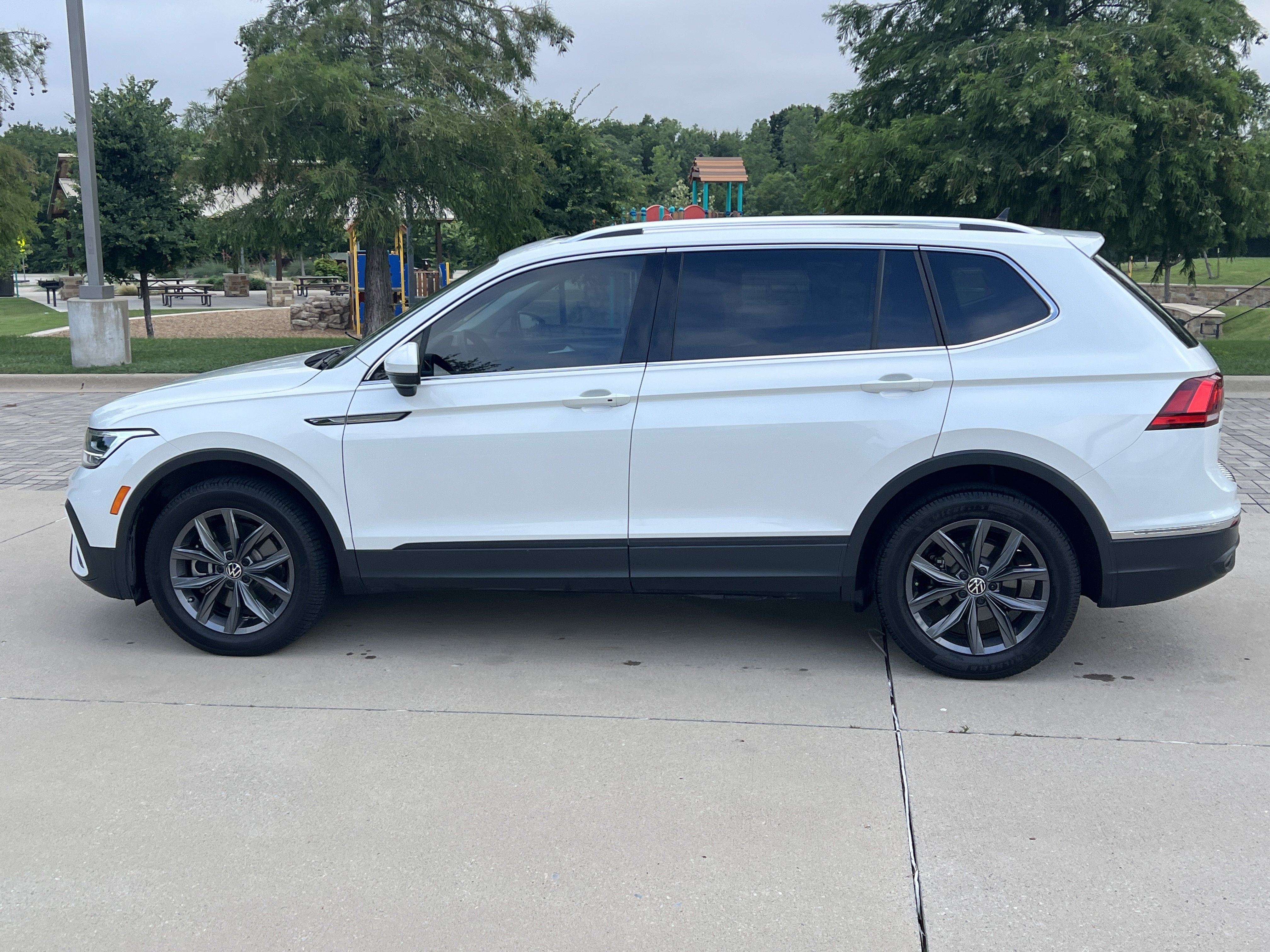 Certified 2023 Volkswagen Tiguan SE w/ Panoramic Sunroof Package FWD image 7