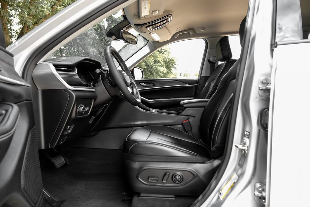 Used 2023 Jeep Grand Cherokee Limited AWD/4WD image 43