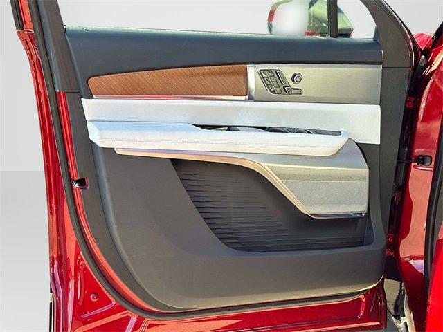 Used 2026 Cadillac Vistiq Sport image 8