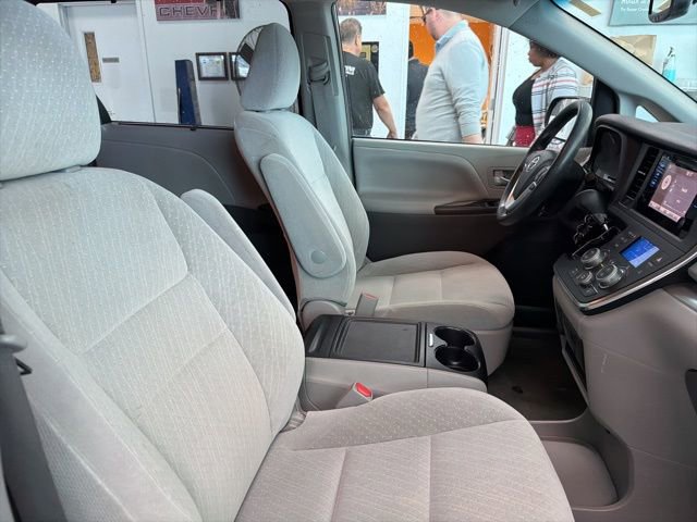 Used 2017 Toyota Sienna LE image 30
