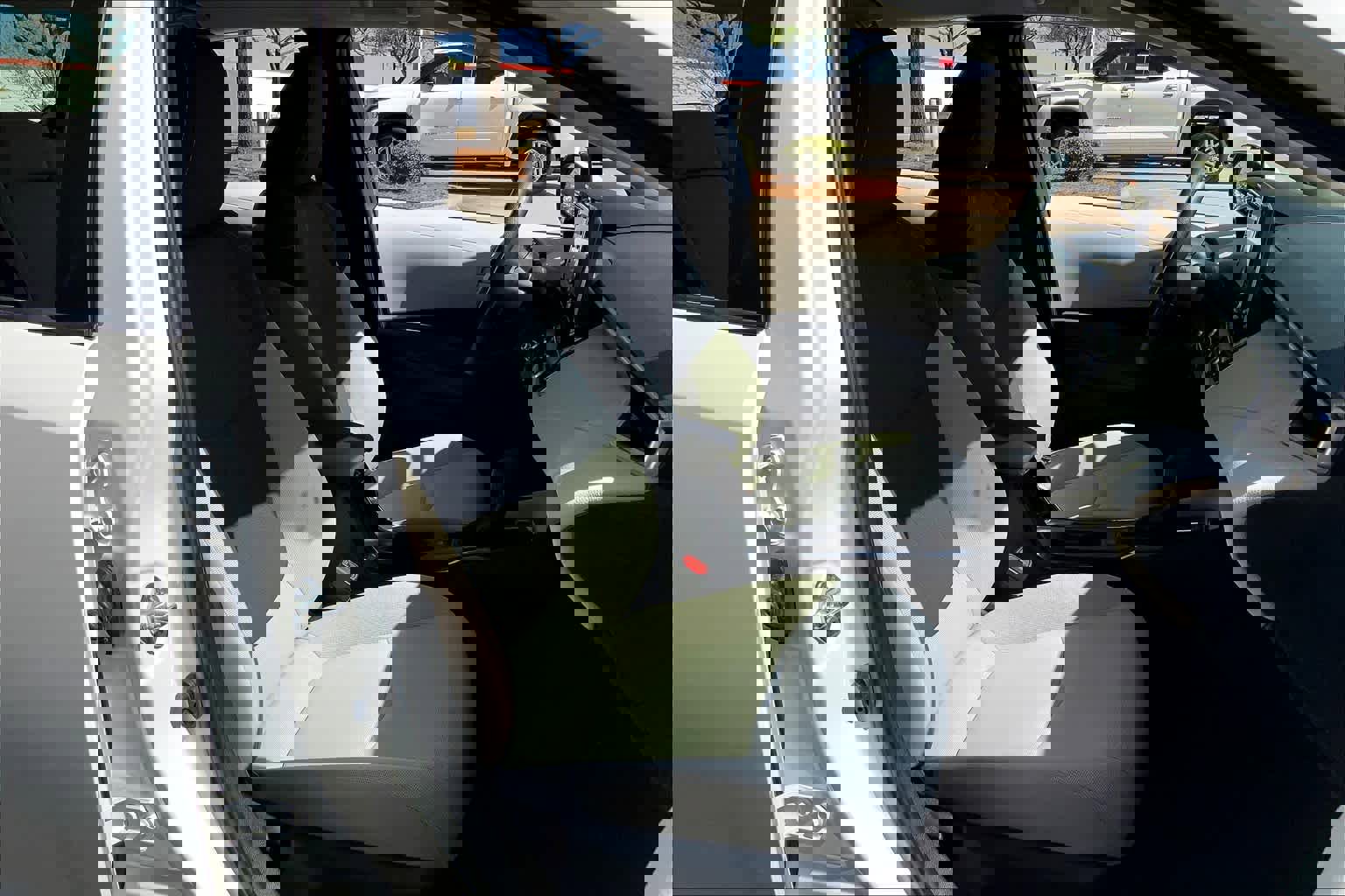 Used 2022 Toyota Corolla LE image 9