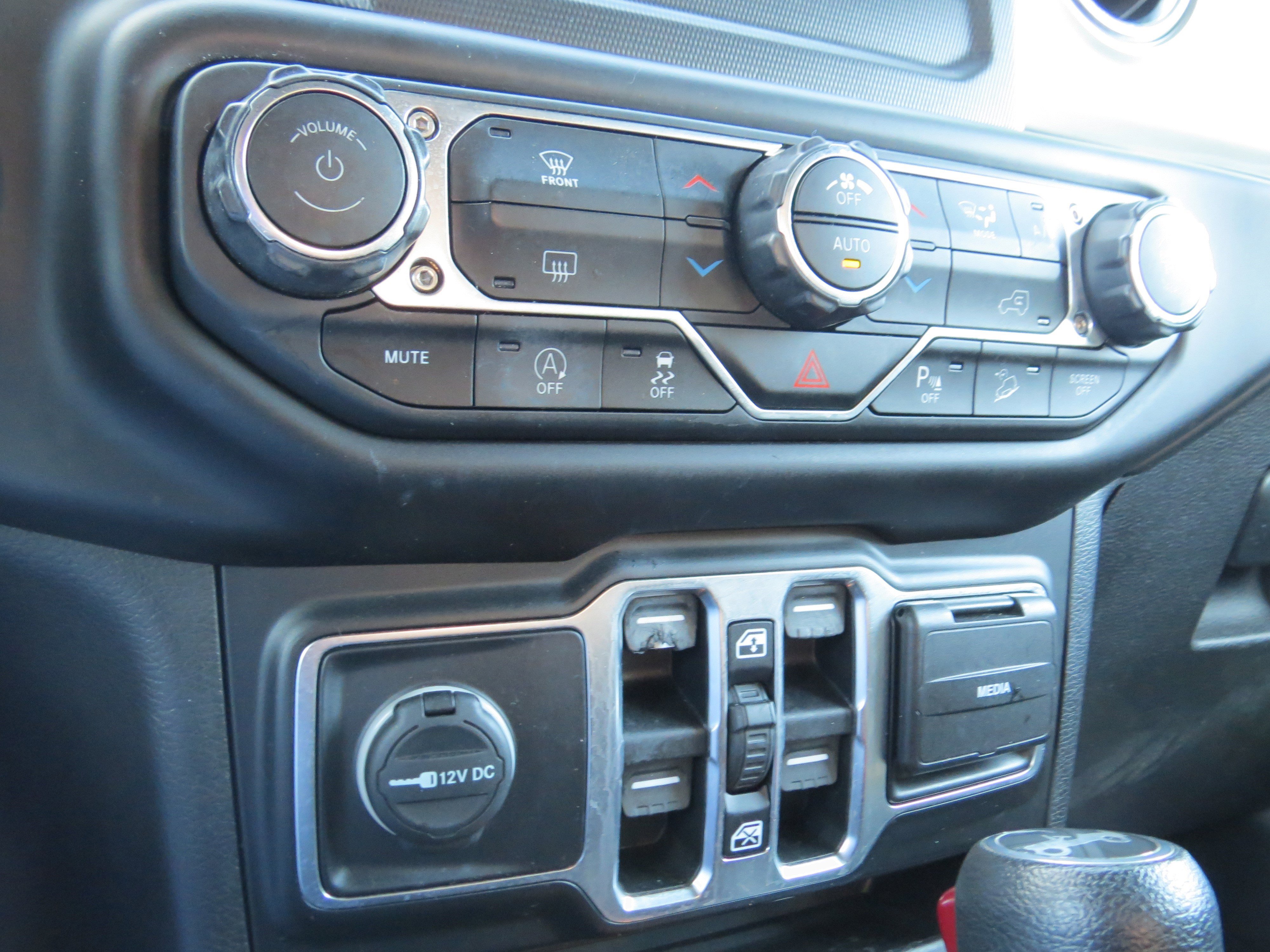 Used 2019 Jeep Wrangler Unlimited Sahara w/ Safety Group image 28