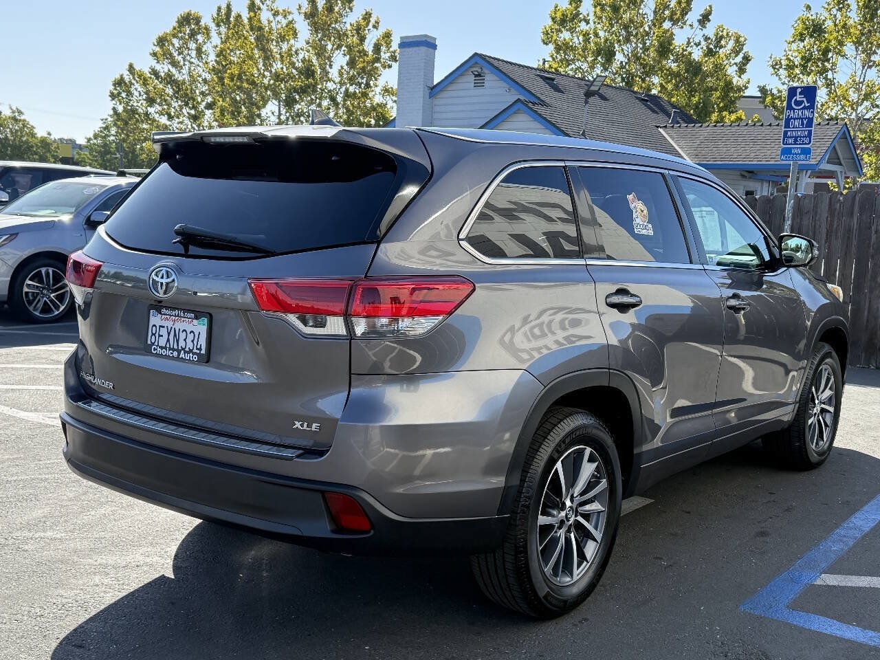 Used 2018 Toyota Highlander XLE FWD image 5