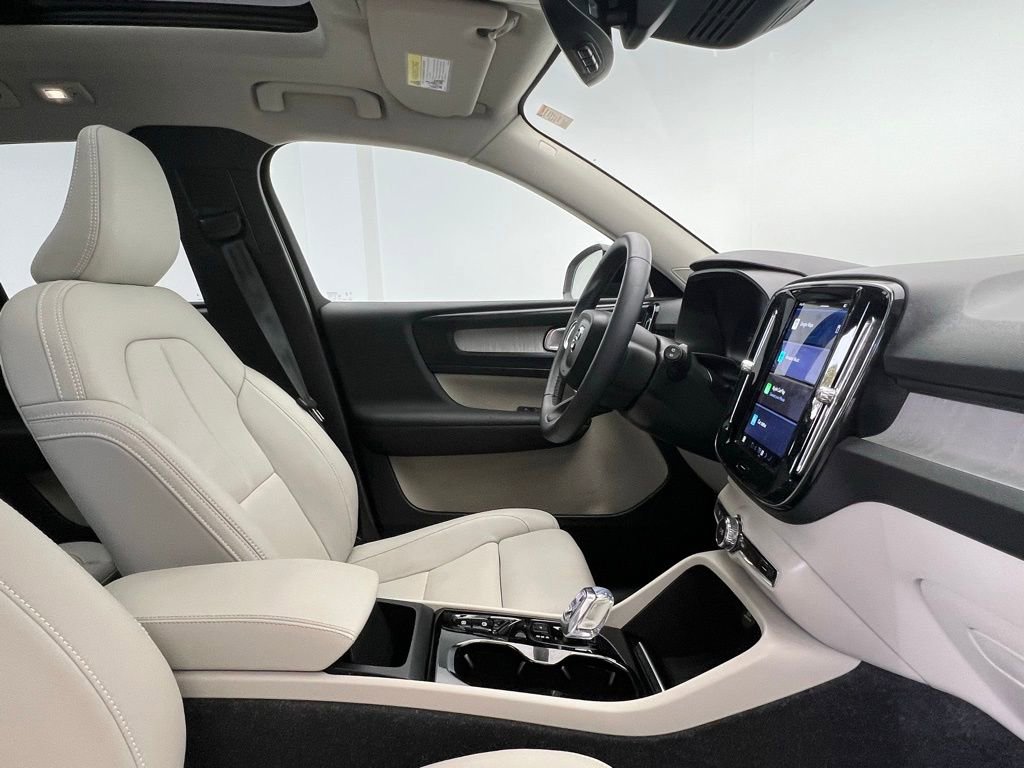 Used 2025 Volvo XC40 B5 Ultra w/ Protection Package Premier image 6