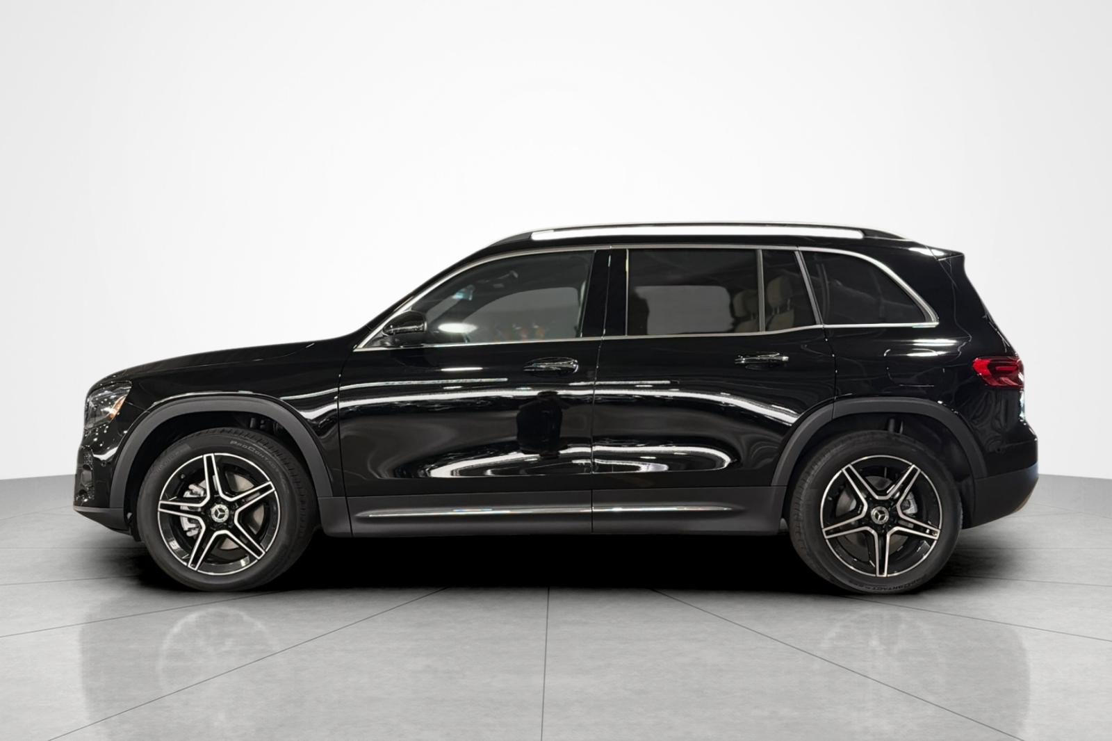 New 2026 Mercedes-Benz GLB 250 image 2