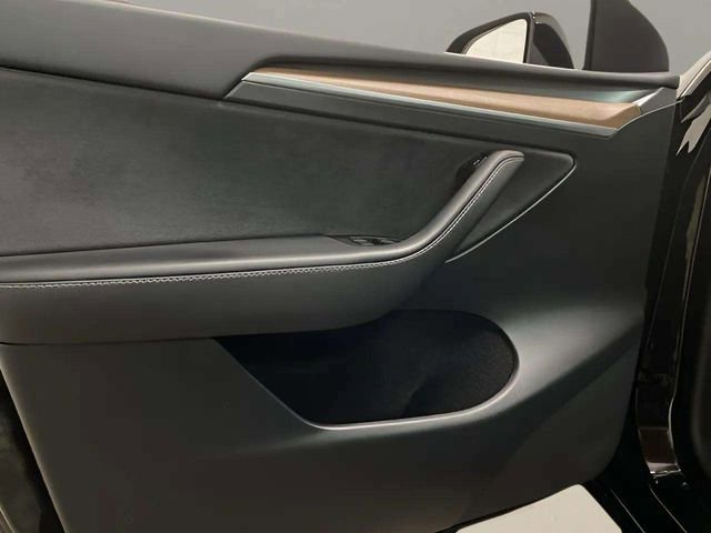 Used 2023 Tesla Model Y Performance image 14