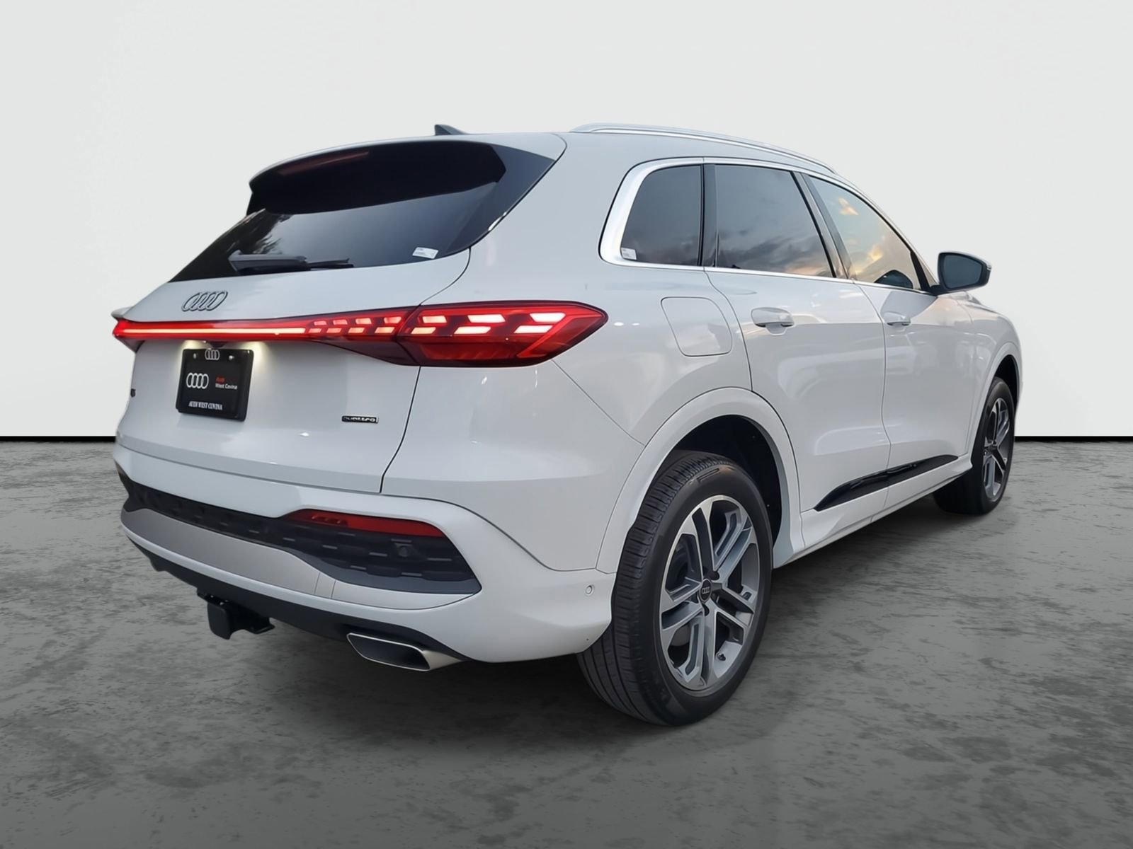 Used 2025 Audi Q5 Premium w/ Convenience Package image 4