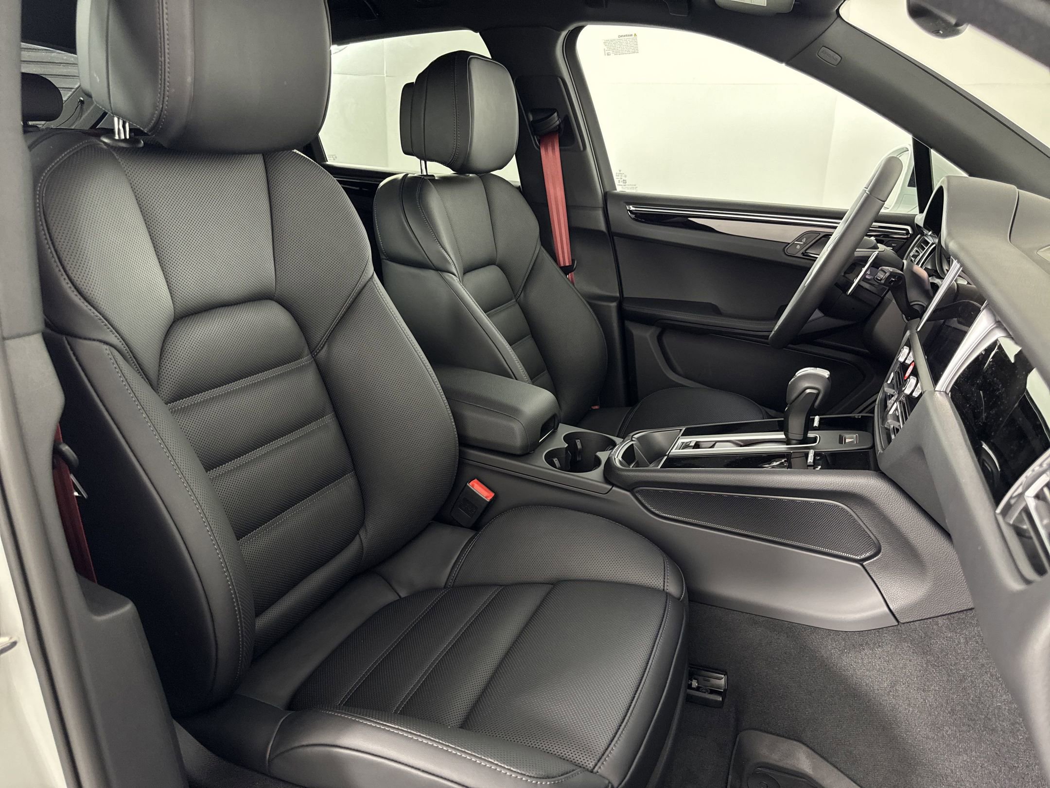 Used 2025 Porsche Macan image 29