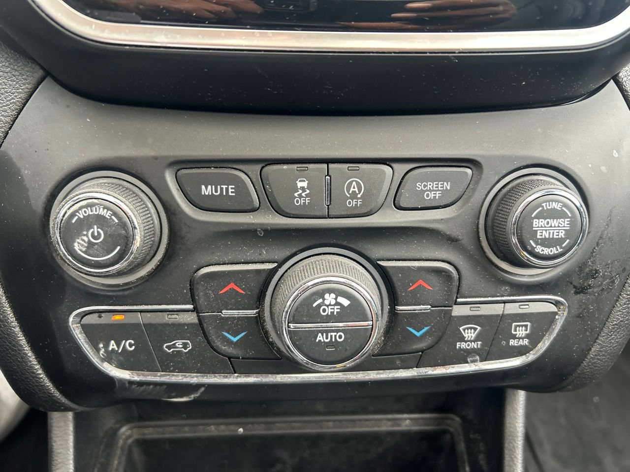 Used 2019 Jeep Cherokee Limited AWD/4WD image 25