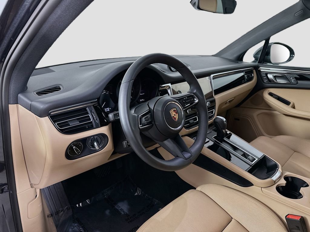 Certified 2025 Porsche Macan image 4