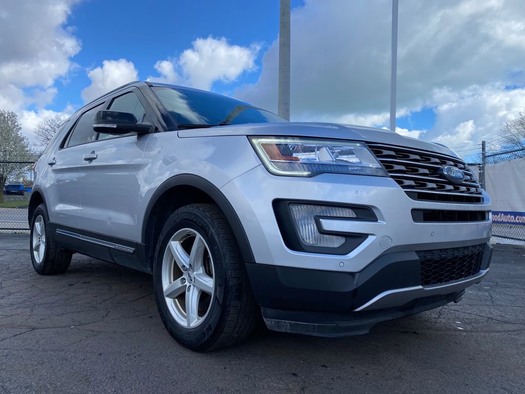 Used 2017 Ford Explorer XLT w/ Equipment Group 202A AWD/4WD image 32