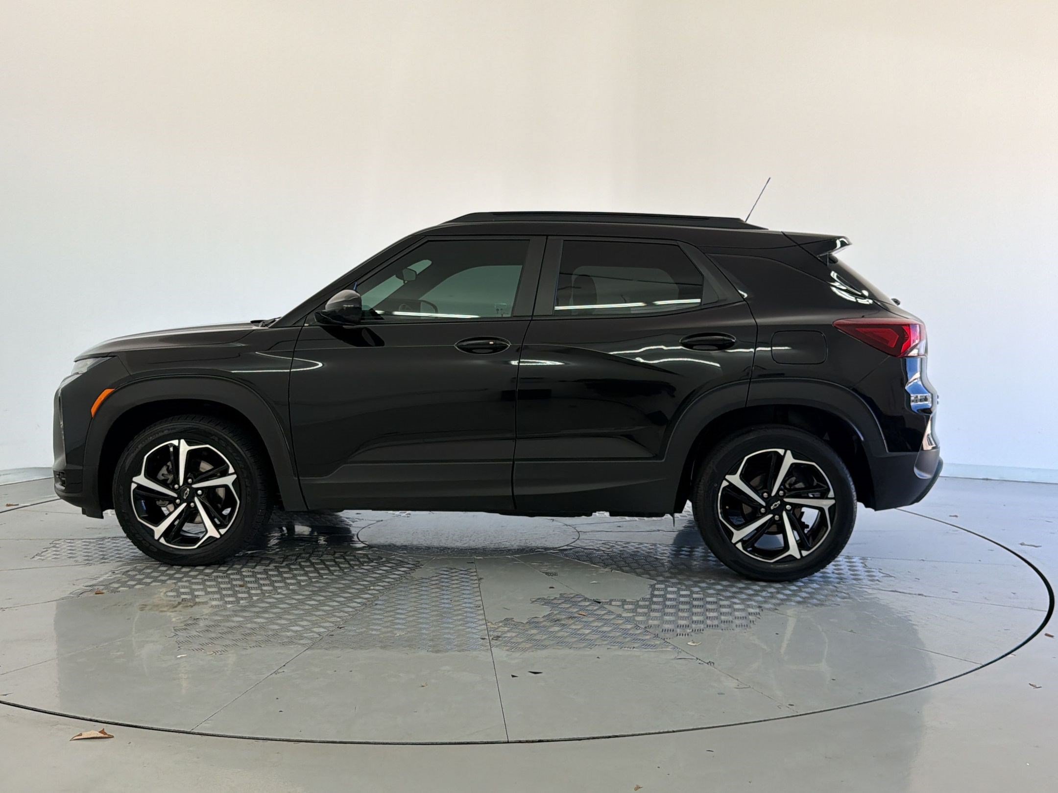 Used 2023 Chevrolet TrailBlazer RS AWD/4WD image 2