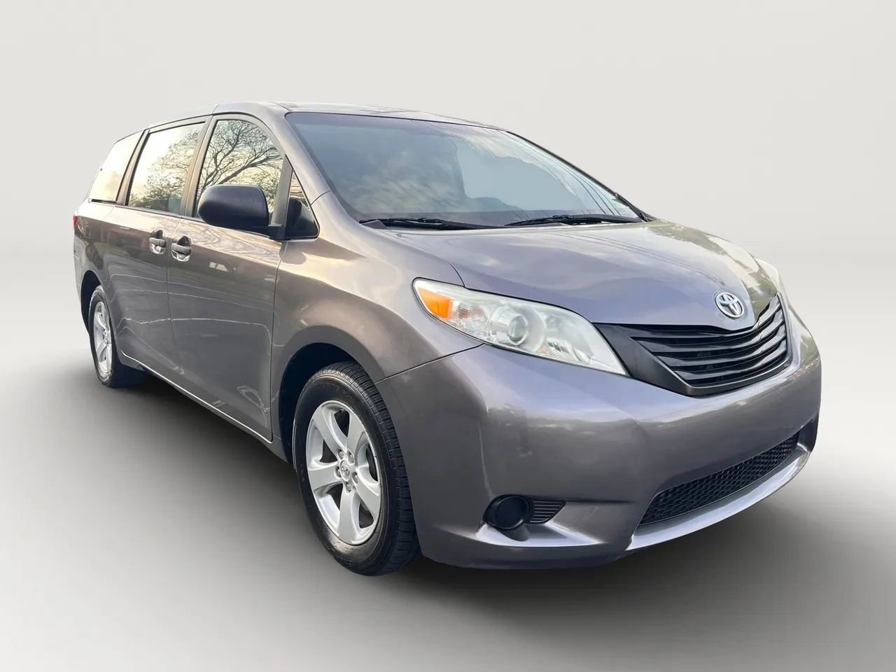 Used 2015 Toyota Sienna L image 3
