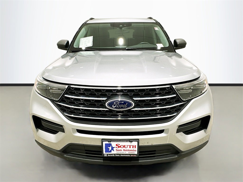 Used 2024 Ford Explorer XLT image 2