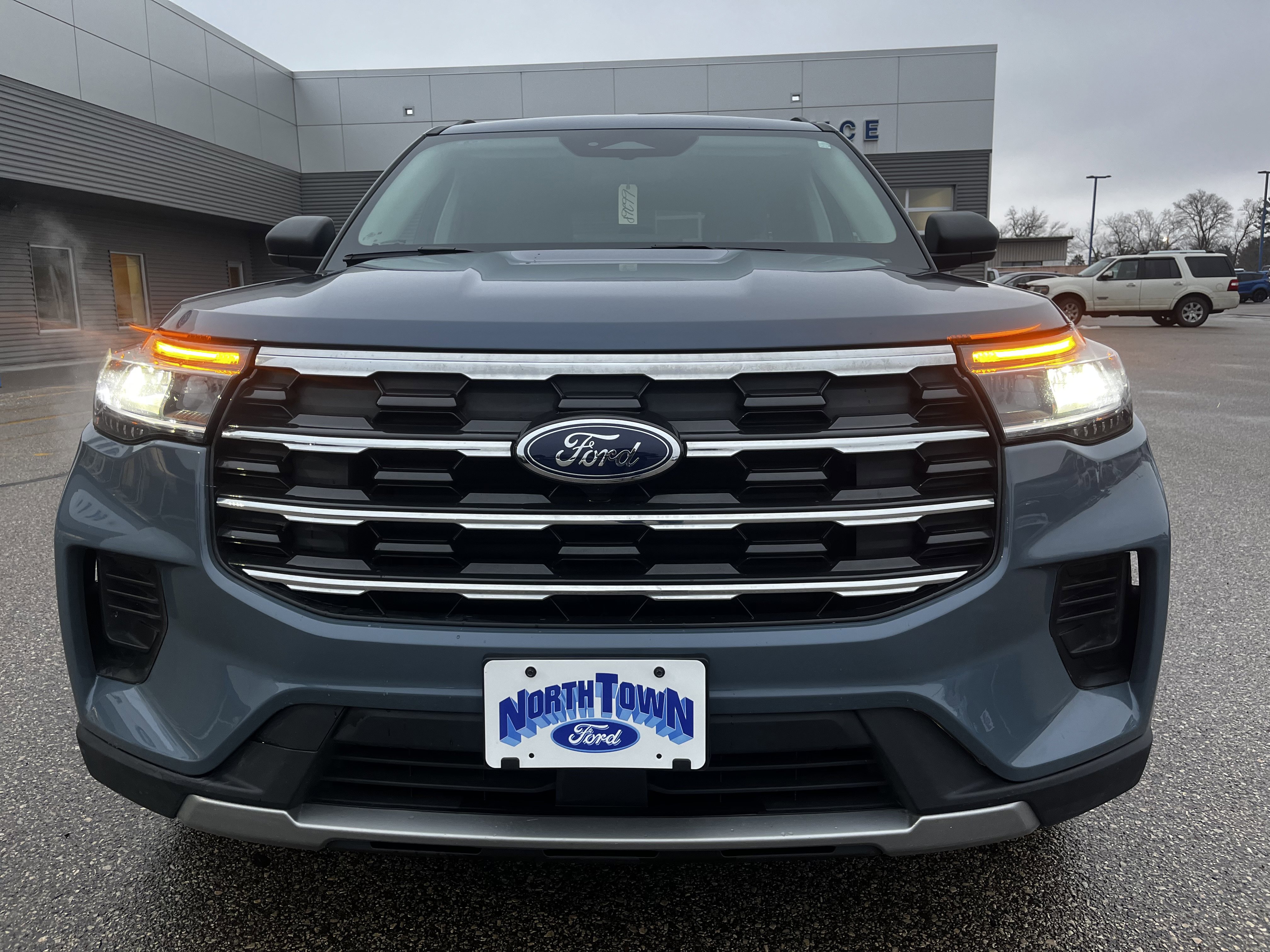 Used 2025 Ford Explorer Active AWD/4WD image 3