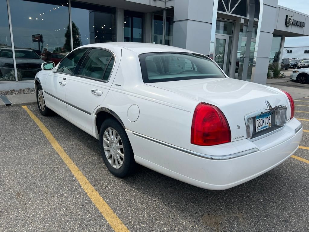 Used 2006 Lincoln Town Car Signature RWD image 4