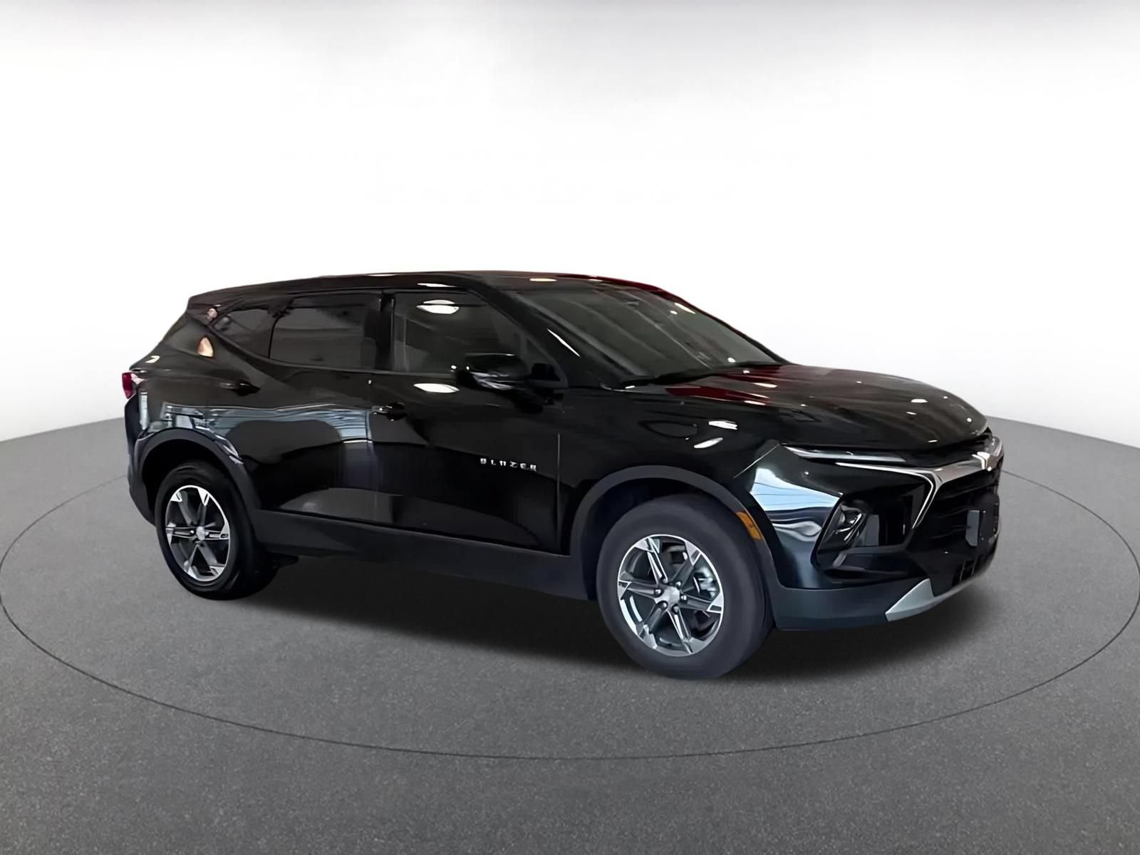 Used 2026 Chevrolet Blazer LT FWD image 2