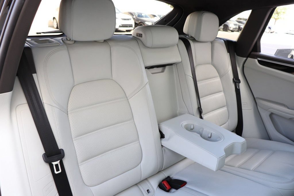 Used 2018 Porsche Macan Turbo AWD/4WD image 28