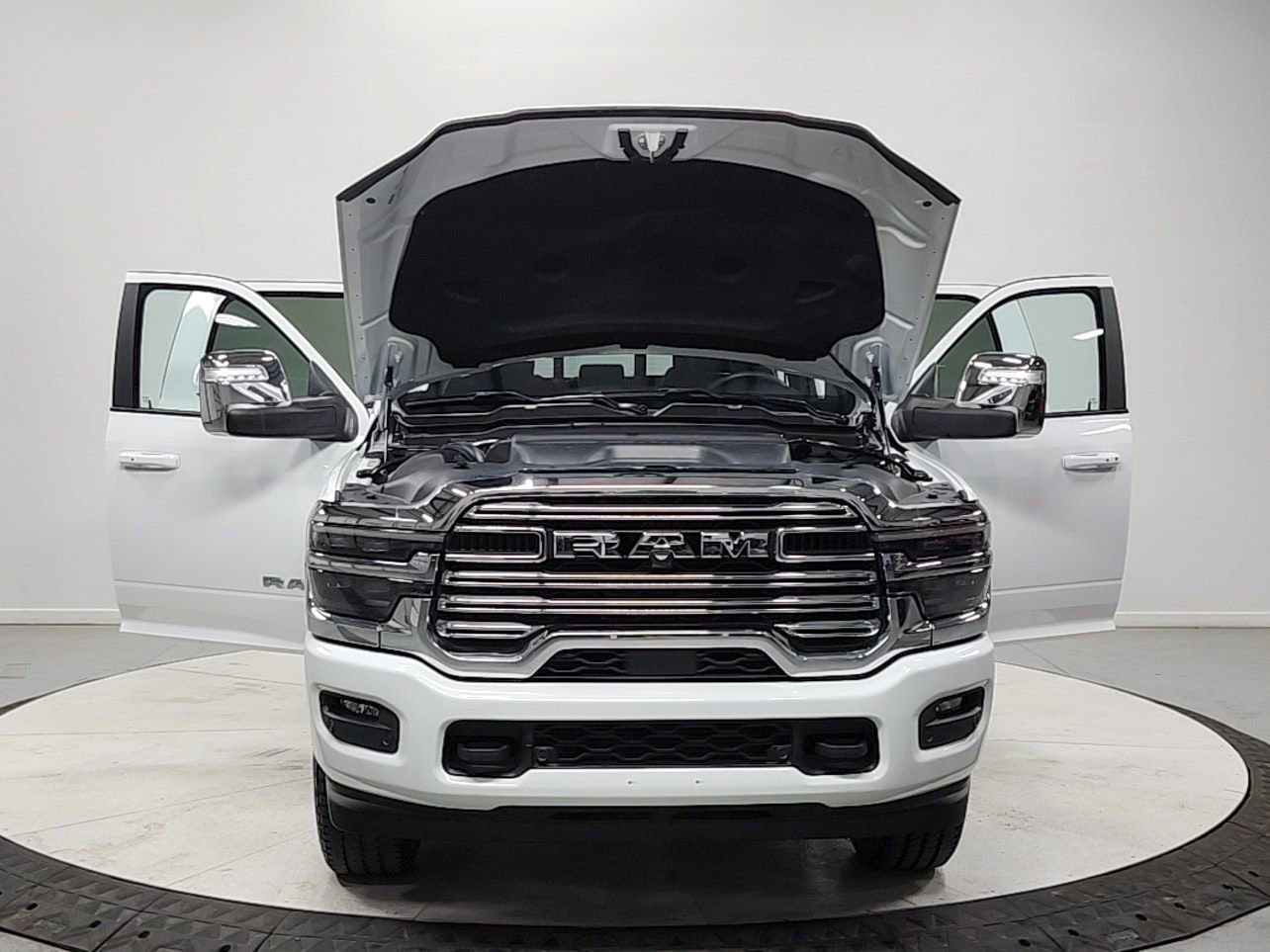 Used 2025 RAM 2500 Laramie AWD/4WD image 10