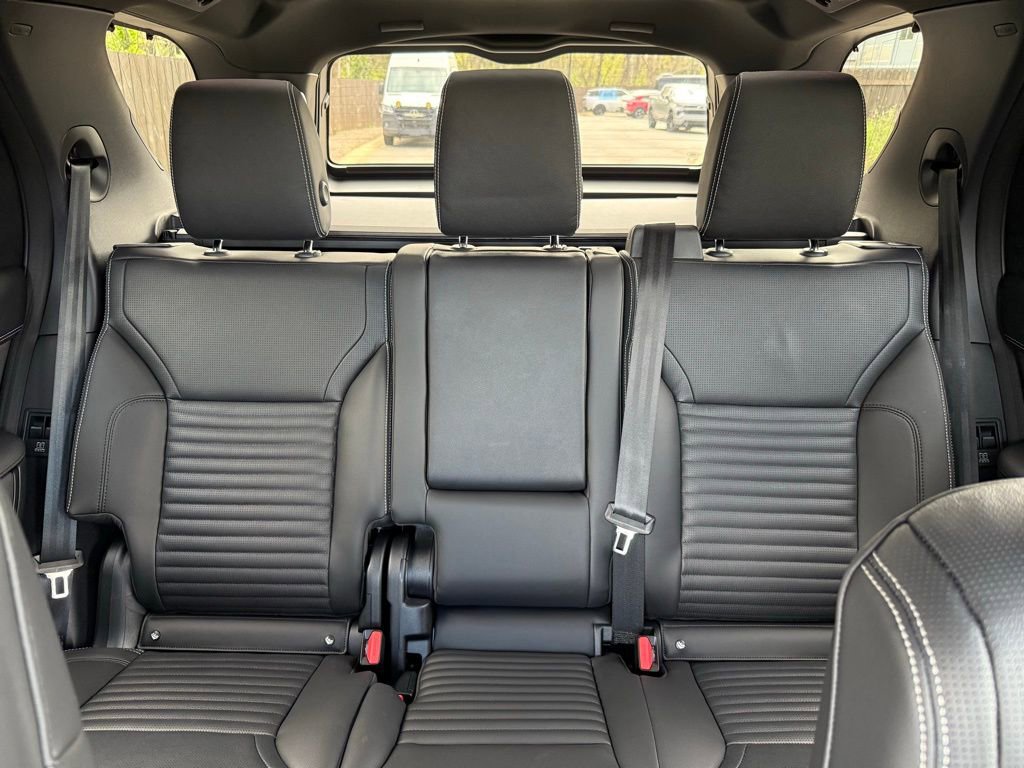 Certified 2025 Land Rover Discovery Dynamic SE image 32
