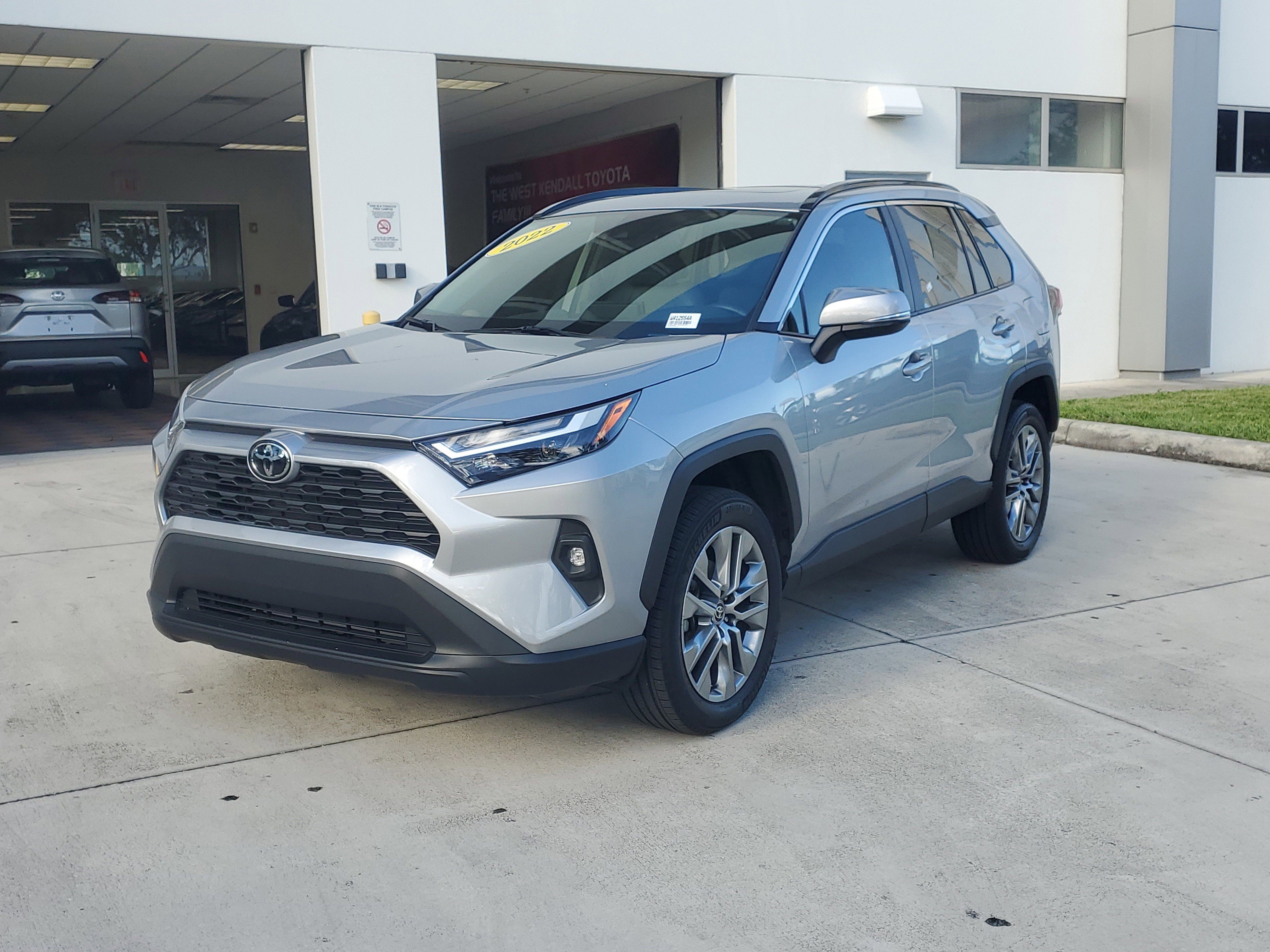 Used 2022 Toyota RAV4 XLE Premium image 8