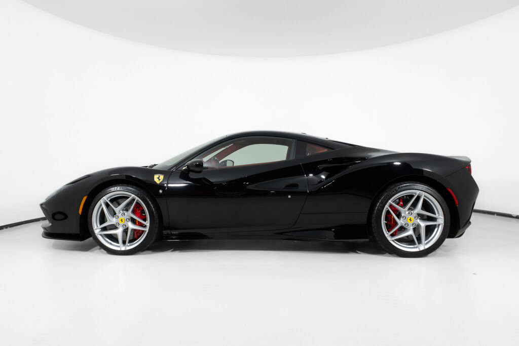 Used 2022 Ferrari F8 Tributo RWD image 3