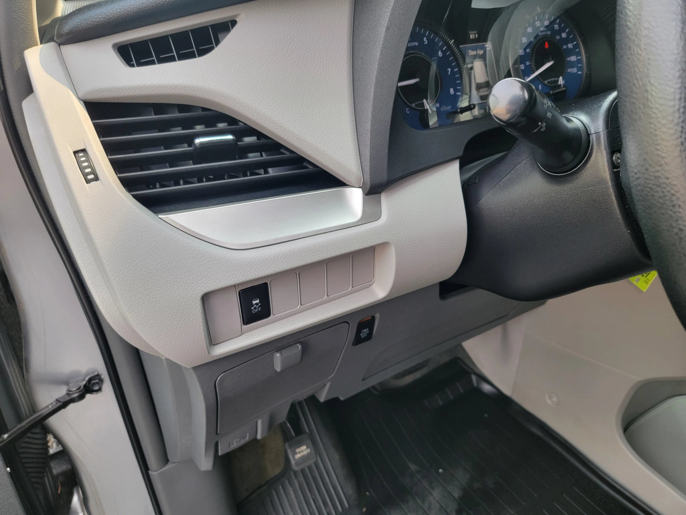 Used 2018 Toyota Sienna LE w/ Carpet Mat Package FWD image 18