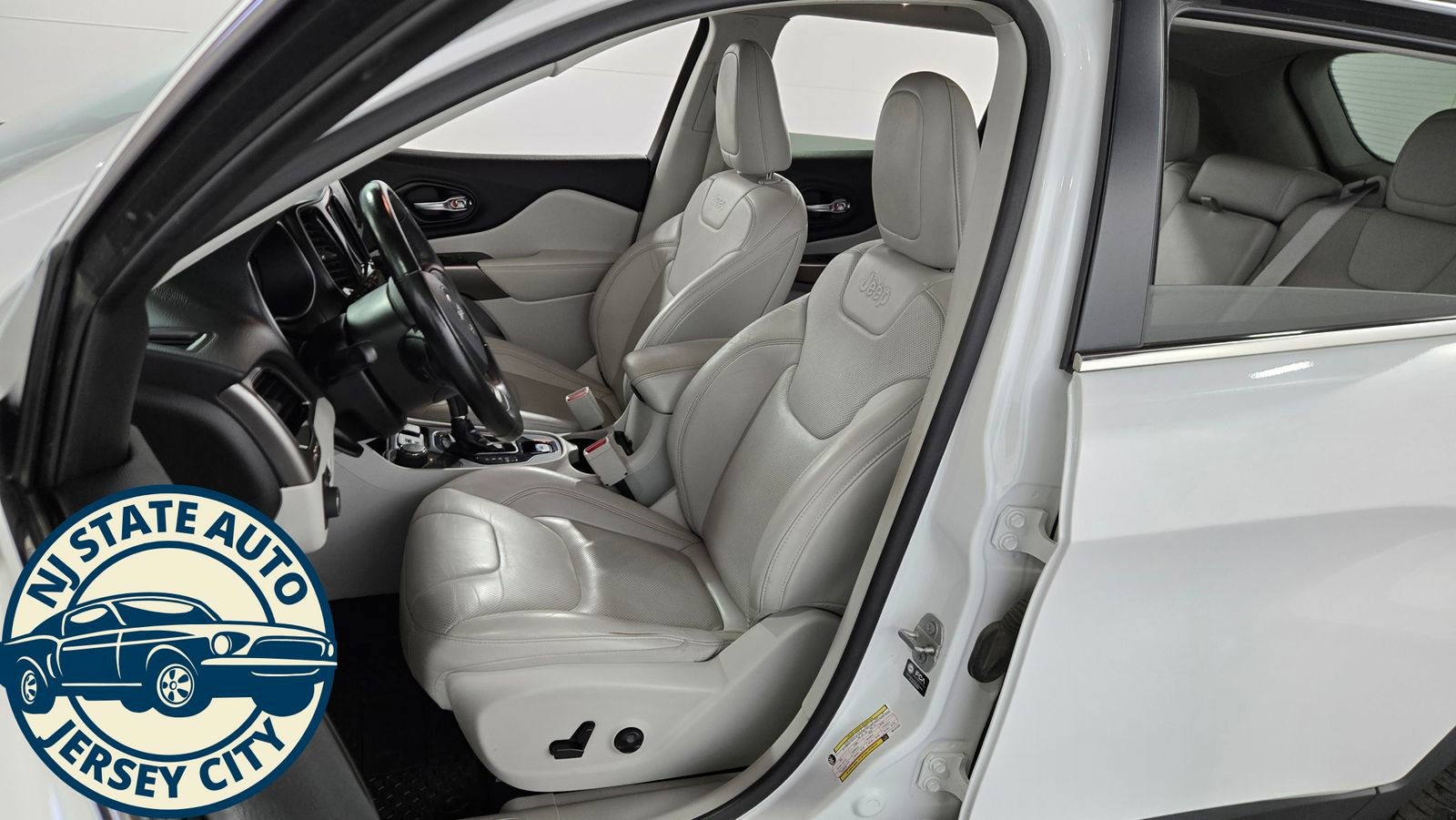 Used 2021 Jeep Cherokee Limited image 30