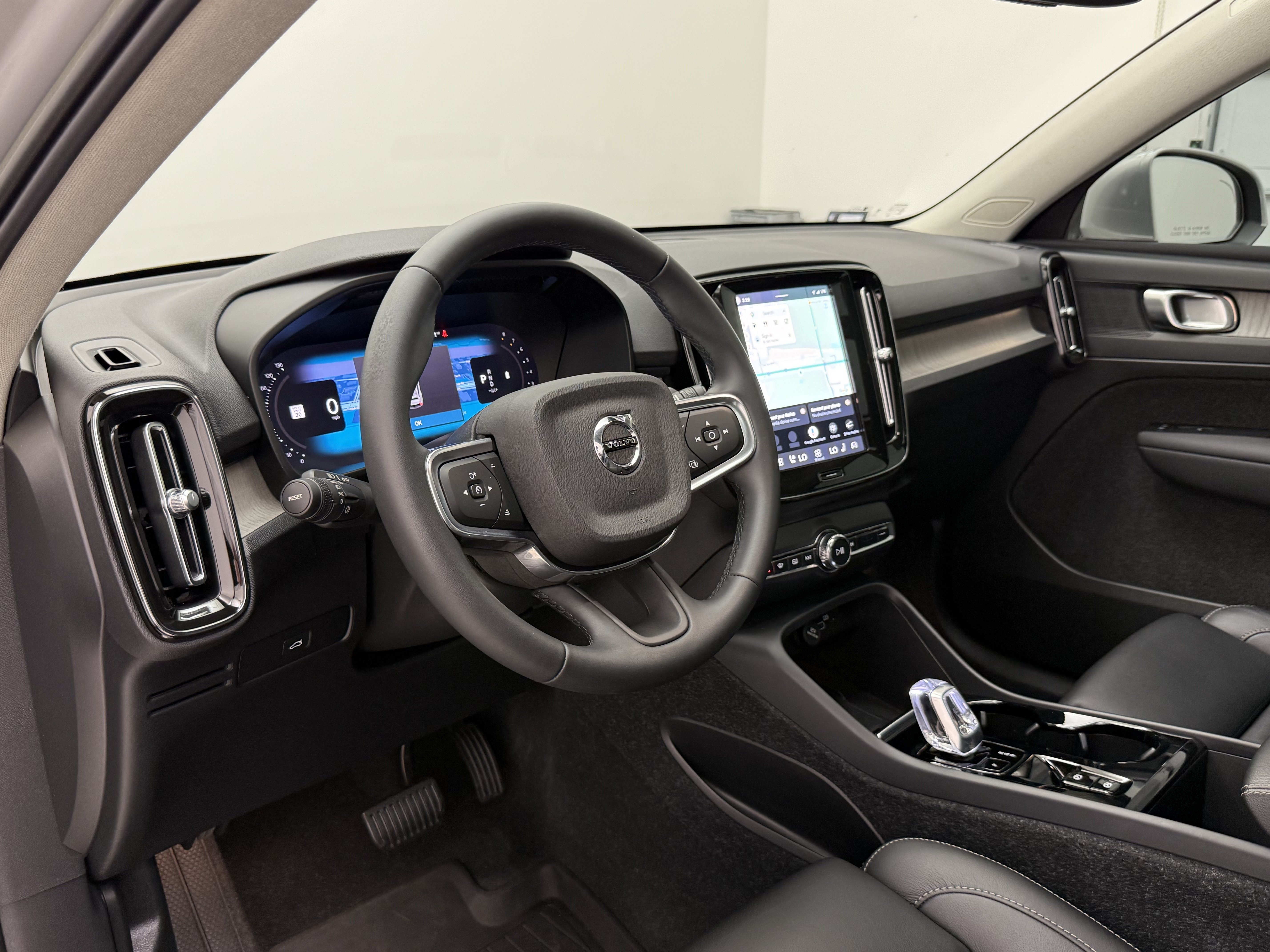 Certified 2023 Volvo XC40 B5 Plus w/ Driver Assist Package AWD/4WD image 15