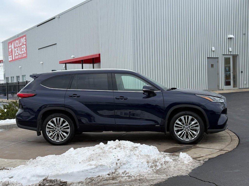Certified 2022 Toyota Highlander Platinum image 2