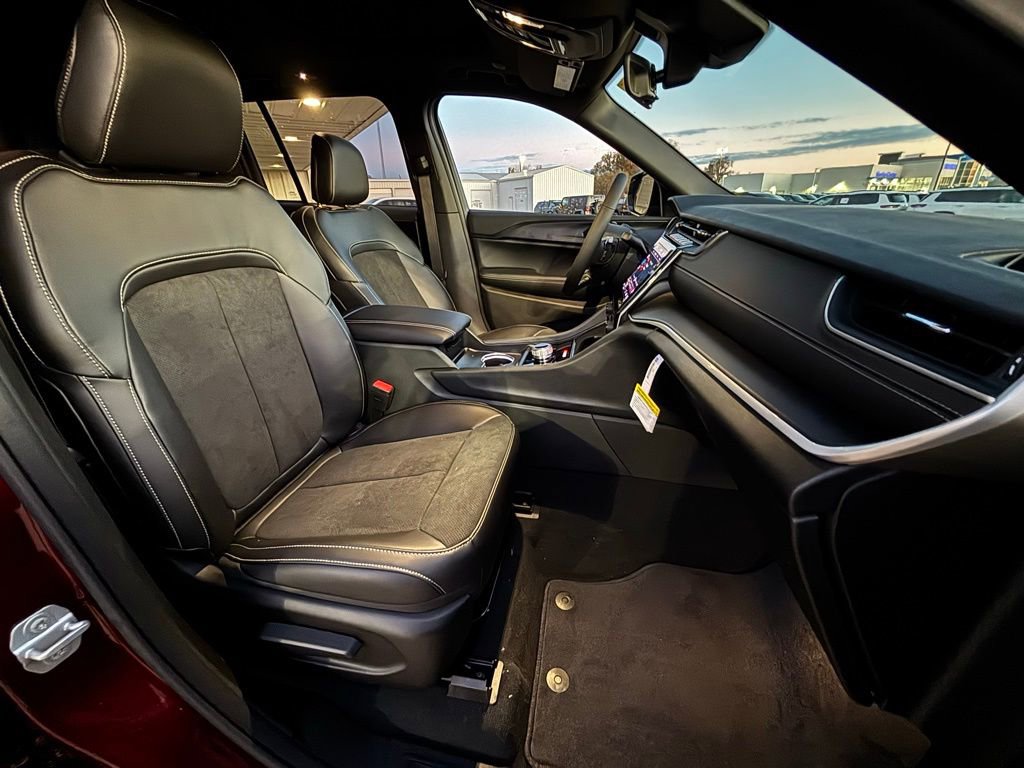 New 2025 Jeep Grand Cherokee Altitude image 9