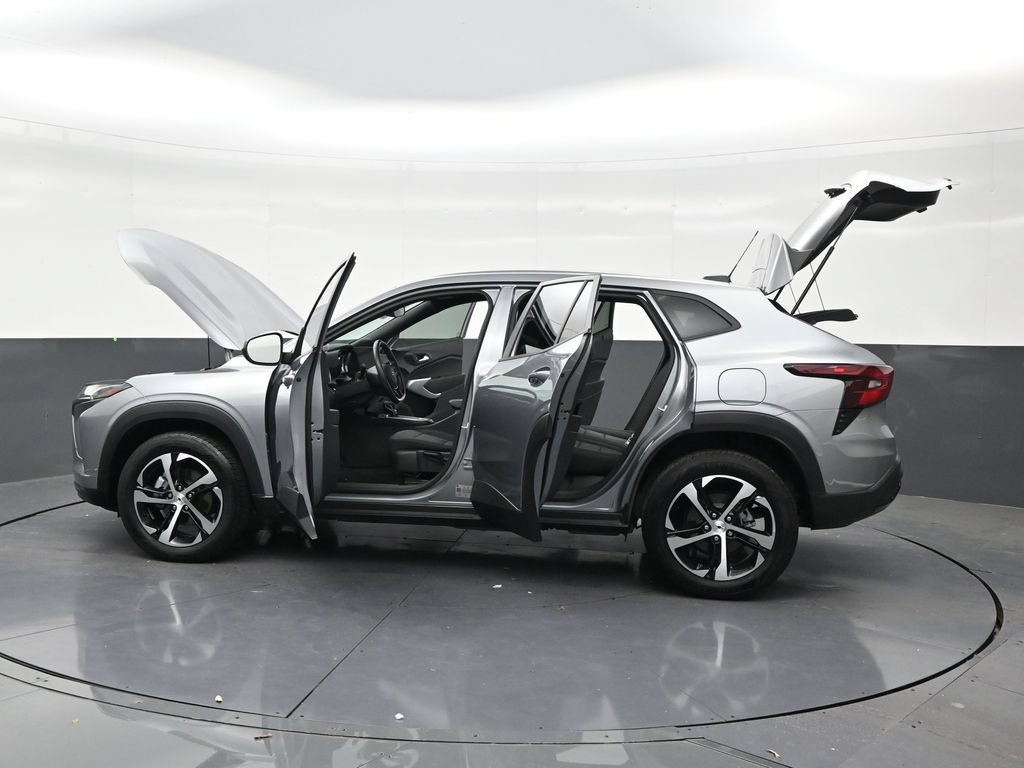 Used 2025 Chevrolet Trax RS FWD image 30