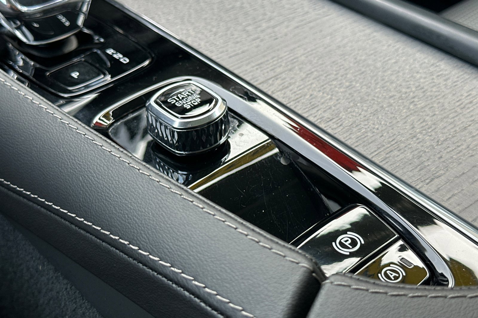 Certified 2025 Volvo XC90 T8 Ultra w/ Protection Package Premier image 26